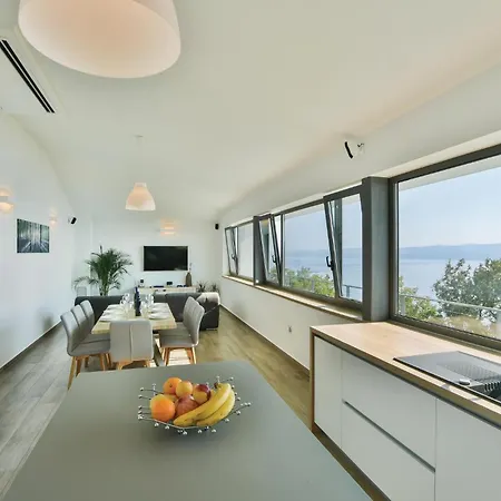 4 Bedroom Beautiful In Jesenice (Split-Dalmatia)