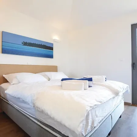 4 Bedroom Beautiful In Holiday home Jesenice (Split-Dalmatia)