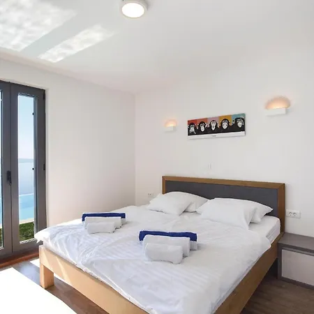 Holiday home 4 Bedroom Beautiful In Jesenice (Split-Dalmatia)