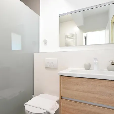 4 Bedroom Beautiful In Jesenice (Split-Dalmatia)