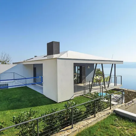 Holiday home 4 Bedroom Beautiful In Jesenice (Split-Dalmatia)