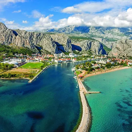 4 Bedroom Beautiful In Jesenice (Split-Dalmatia)