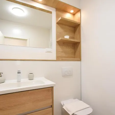 4 Bedroom Beautiful In Holiday home Jesenice (Split-Dalmatia)