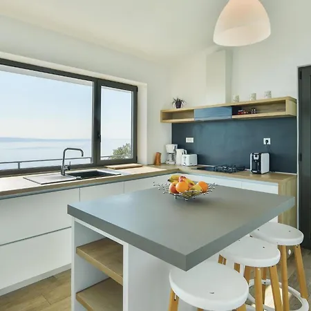 Holiday home 4 Bedroom Beautiful In Jesenice (Split-Dalmatia)