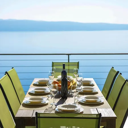4 Bedroom Beautiful In Jesenice (Split-Dalmatia)