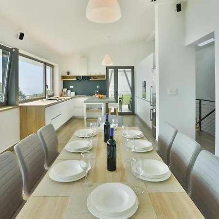 4 Bedroom Beautiful In Holiday home