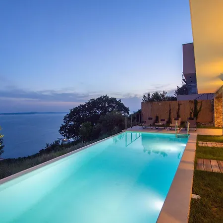 4 Bedroom Beautiful In Holiday home
