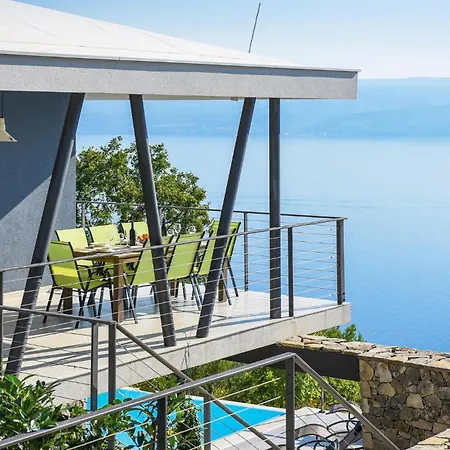 4 Bedroom Beautiful In Jesenice (Split-Dalmatia)